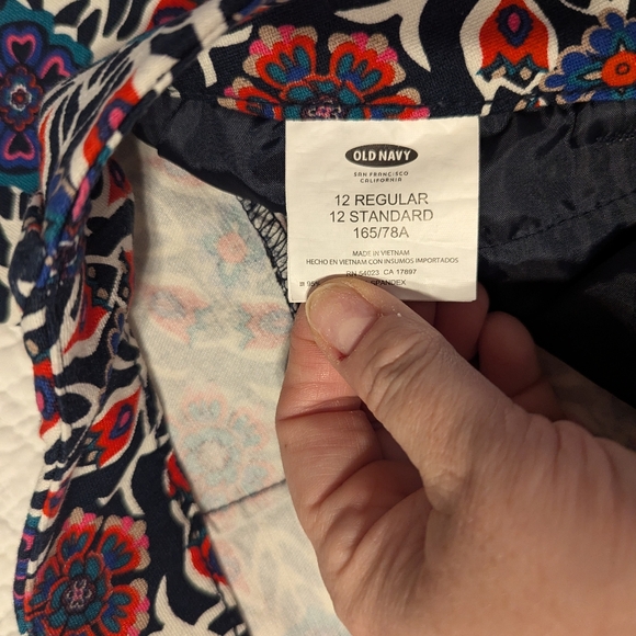 Old Navy pixie pants size 12 FUN PRINT! - Picture 3 of 6